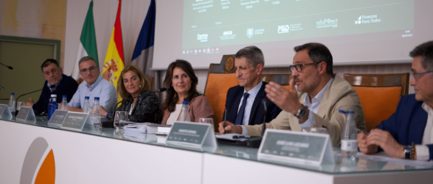 Mejorar la educación económico-financiera, un consenso entre docentes e instituciones